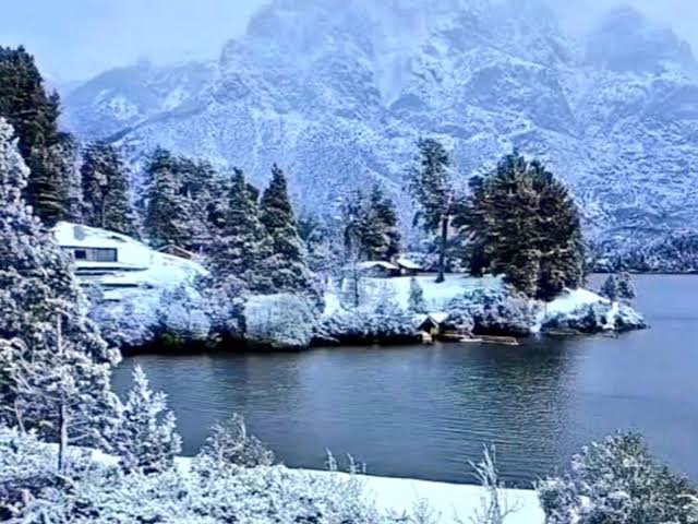Paisaje de montaña nevada en la cordillera patagónica, cerca de Bariloche
