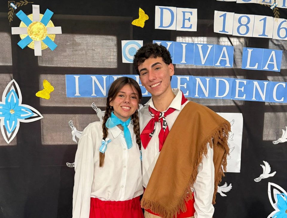 Los primos Fiore y Juanchi en el acto del 9 de Julio