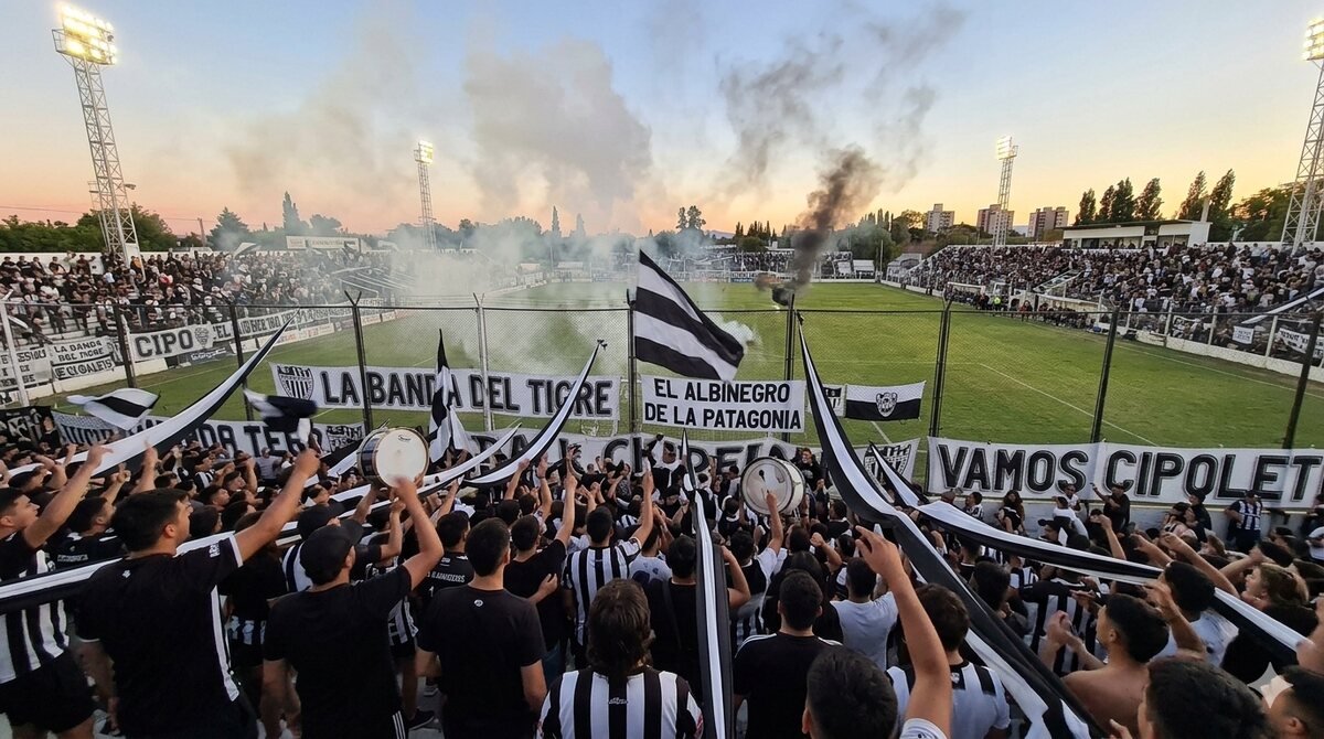 Jugadores de Cipolletti festejando con la camiseta albinegra