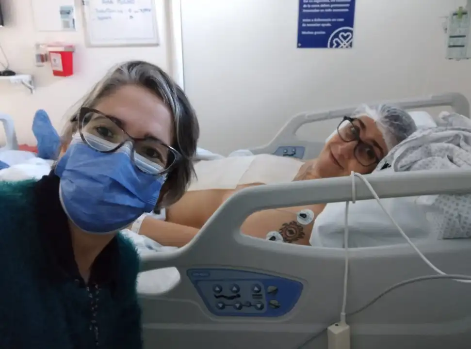 Lizie junto a Alejandro «el Turco» Germanos en la habitacion del hospital, antes del trasplante