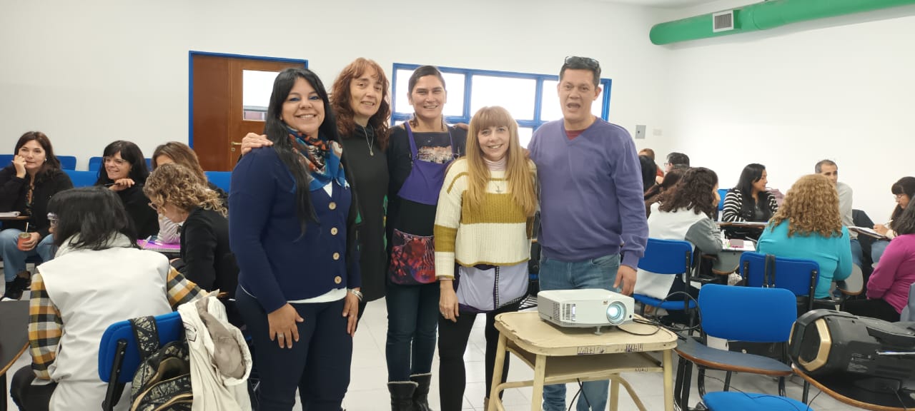 Docentes de Cipolletti reunidos en una capacitación, posando sonrientes al frente del aula