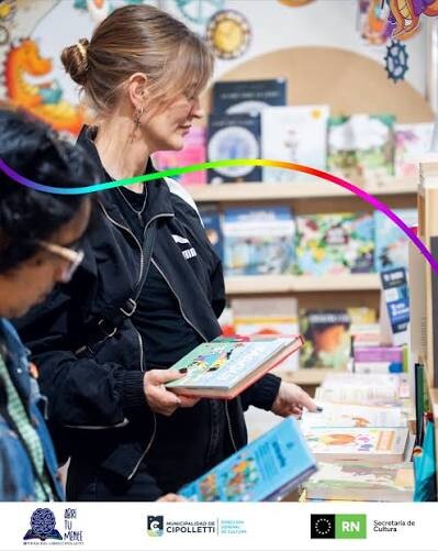 Mesas con libros y gente recorriendo la Feria del Libro de Cipolletti