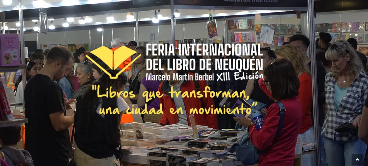 Público recorriendo los stands de la Feria Internacional del Libro de Neuquén, con la gráfica oficial de la XIII edición