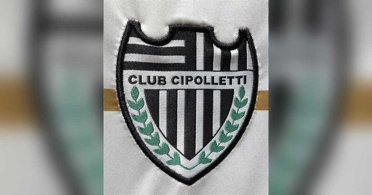 Escudo del Club Cipolletti bordado en la camiseta albinegra