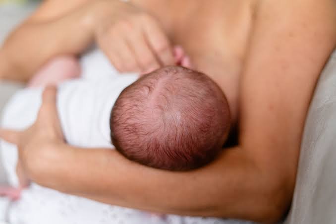 Madre amamantando a su bebé, imagen representativa de la Semana Mundial de la Lactancia Materna