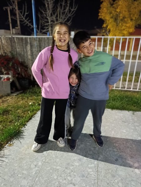 Niños jugando en un festejo comunitario al aire libre, representando el Mes de las Infancias en Cipolletti