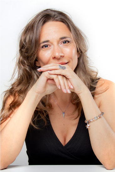 María Eugenia Llorente, la artista Peufe, sonriendo en un retrato