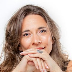 María Eugenia Llorente, la artista Peufe, sonriendo en un retrato