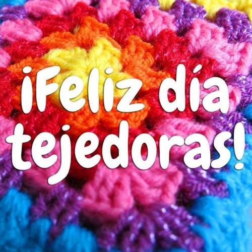 Tejido artesanal a crochet en colores vivos, homenaje al Día Internacional de las Tejedoras